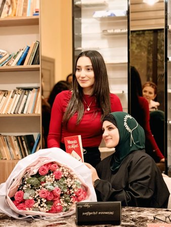 Gənc şairə Nərgiz Nasirlə imza günü...